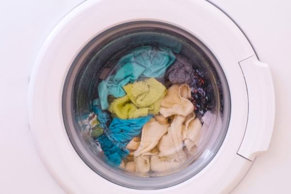 Évitez de mélanger les tissus lorsque vous faites une lessive.