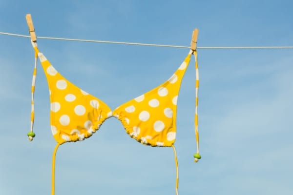 Pour conserver la forme des maillots de bain, mieux vaut les laver à la main.