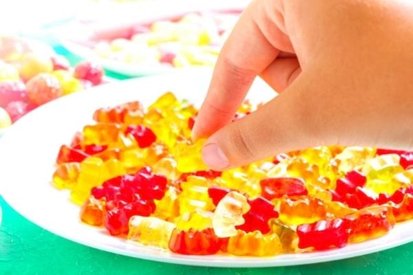 Les personnes frugales savent qu'il faut éviter les bonbons et autres aliments sucrés.