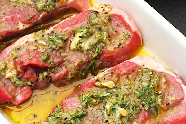 Une marinade de viande rouge avec de l'huile de sardine