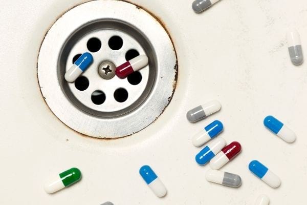 Des médicaments jetés dans un évier
