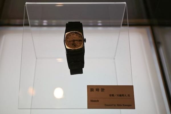 Une montre inactive depuis plusieurs années dans un cube en verre pour une exposition