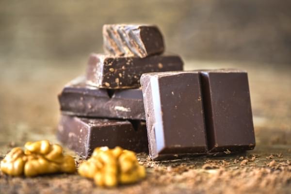 Plusieurs morceaux de chocolat noir 