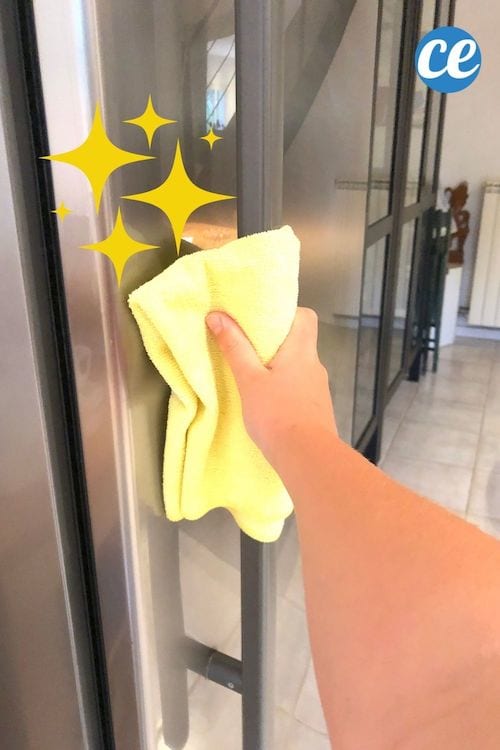 Un chiffon microfibre pour nettoyer la porte du frigo