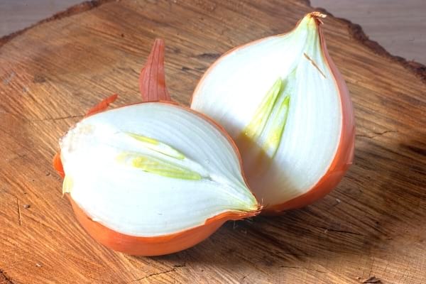 Un oignon coupé en deux 
