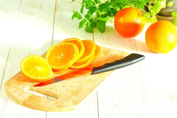 Orange coupée sur une planche en bois 