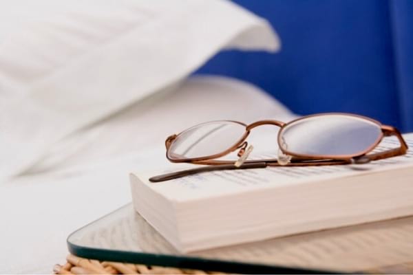 Une paire de lunettes posée sur un livre 