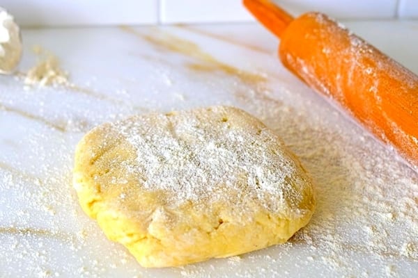 Une pâte à tarte vegan faite avec de l'huile de coco et de la farine