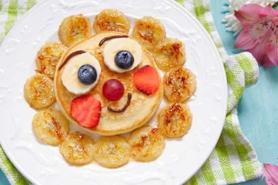 Pancake avec des fruits pour faire un petit déjeuner facile et rapide