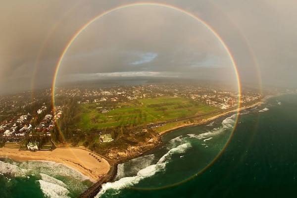 Un arc-en-ciel en cercle complet, photographié depuis un avion