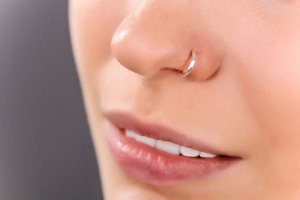 Une jeune femme avec un piercing au nez