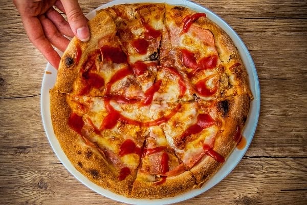 Une pizza avec de l'huile de sardine en plus pour donner du goût