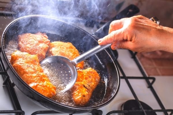 Plat cuisiné dans une poêle 