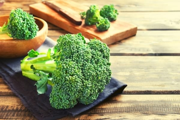 Plusieurs brocolis entier non-cuisinés 