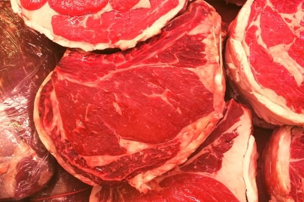 Plusieurs morceaux de viande rouge 