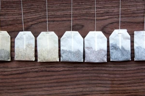 Plusieurs types de thé en sachet l'un à côté de l'autre 