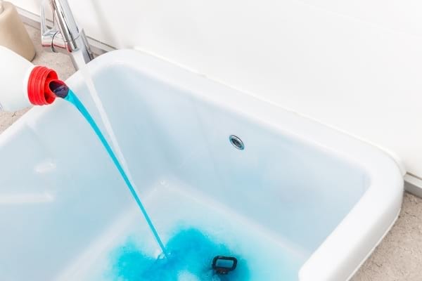 Un produit chimique versé dans un évier