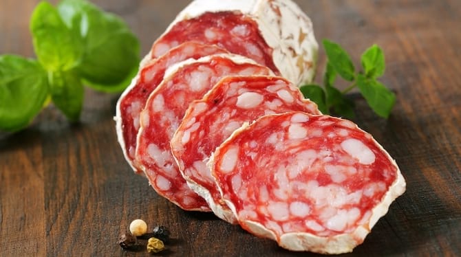 Un saucisson qui était trop dur et qui est maintenant ramolli grâce au torchon