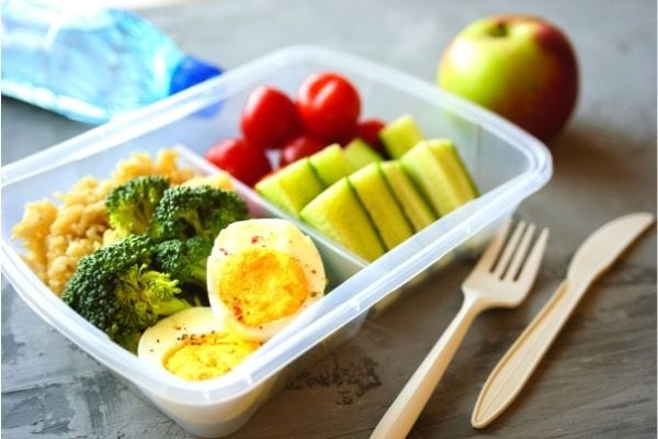 Les personnes économes apportent leur propres repas pour dépenser moins.