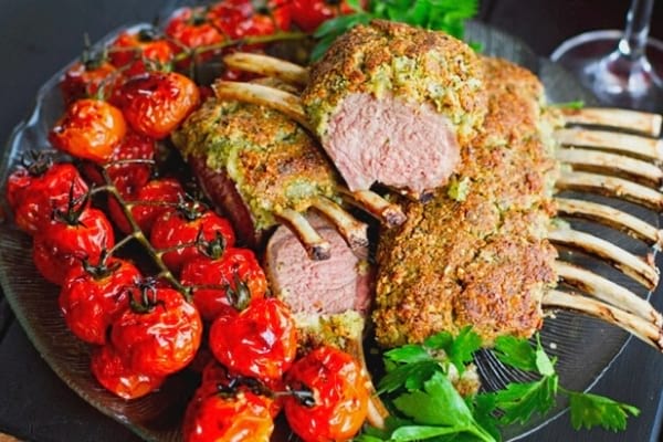 Assiette de rôti au four avec plusieurs tomates cuites 