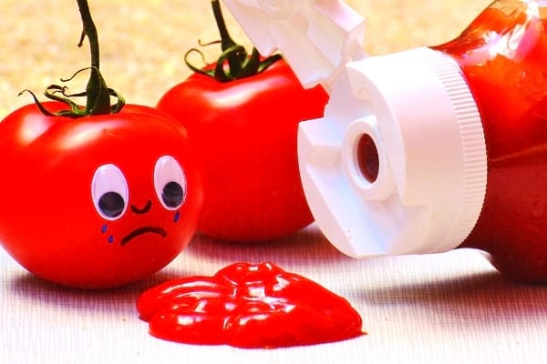 Ketchup qui coule avec des tomates triste 
