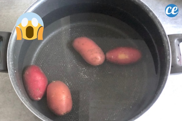 des pommes de terre qui cuisent au micro-ondes