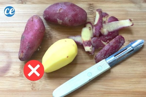 Piquer les pommes de terre pour vérifier la cuisson à l