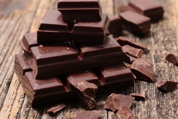 Des tablettes de chocolat noir empilées pleine de vitamine D