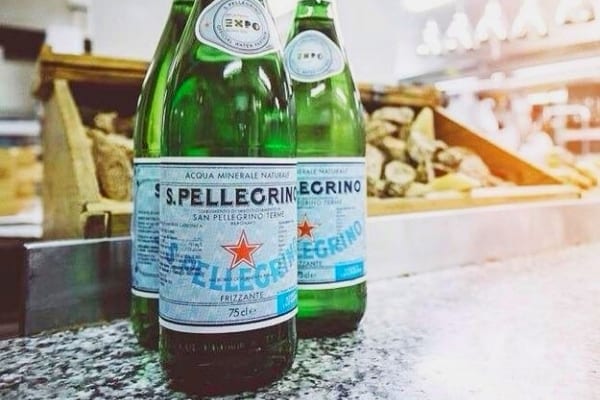 Trois bouteilles d’eau pétillante ensemble 