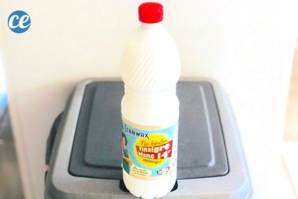 du vinaigre blanc concentré 14° pour désinfecter et désodoriser la poubelle