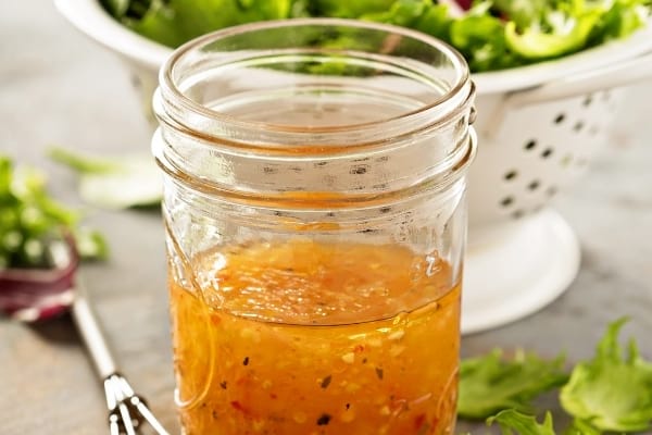 Une vinaigrette faite avec de l'huile de sardines