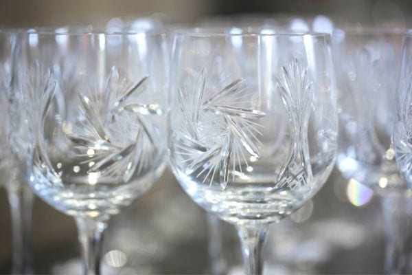 Des verres en crystal cote à cote à ne pas mettre dans un lave vaisselle