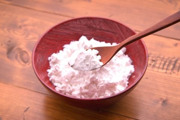 poudre d'amidon de riz dans un bol en bois