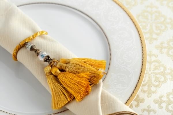 Une assiette avec dorure ne devant être lavée au lave-vaisselle