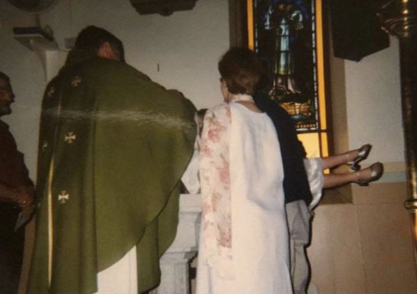 Un baptême assez étrange avec des jambes en l'air sur la droite 