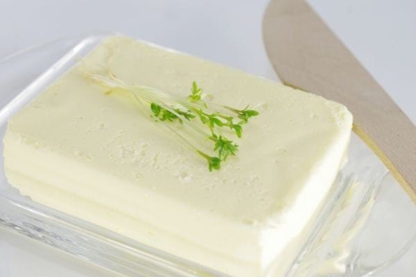 Une plaquette de beurre avec des herbes dessus