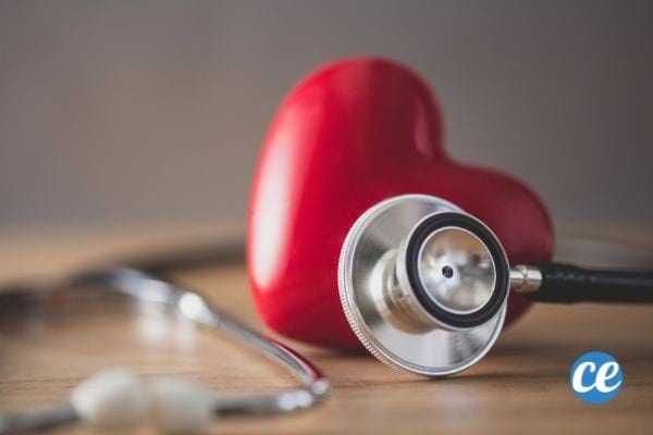 un coeur rouge avec un stéthoscope