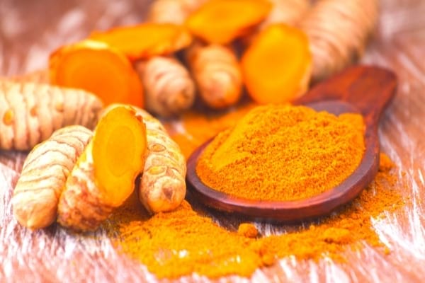 Le curcuma aide à lutter contre le psoriasis du cuir chevelu.