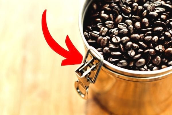 La café en graines se conserve mieux dans un bocal hermétique non transparent.