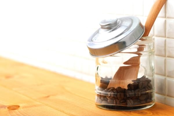 Le café en grains se conserve mieux en petites quantités.