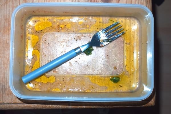 Une boite en plastique alimentaire à ne pas mettre dans un lave vaisselle