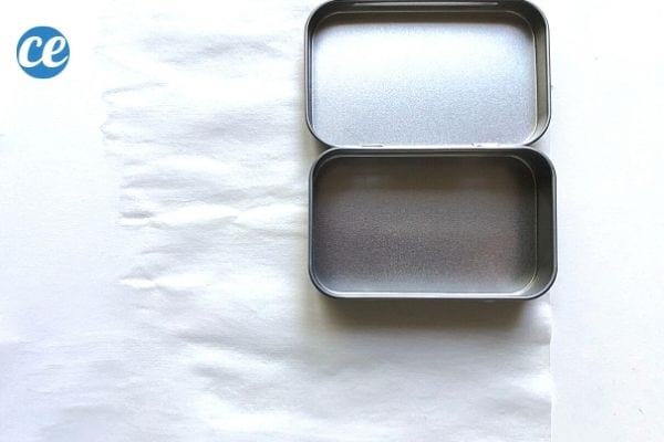 Les feuilles de savon sont découpées au format de la boite
