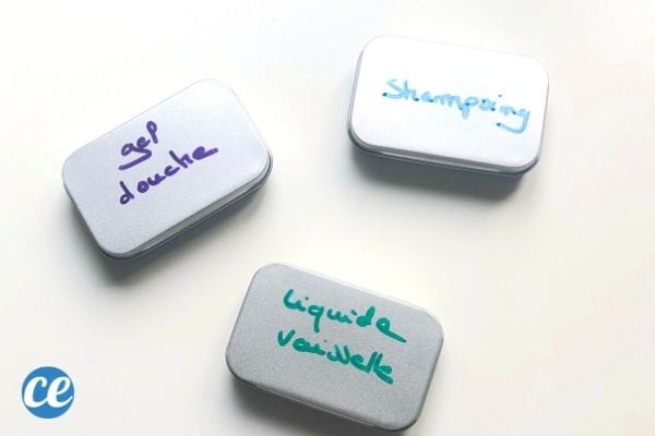 des boites de savon en feuilles de shampoing, de gel douche, de liquide vaisselle