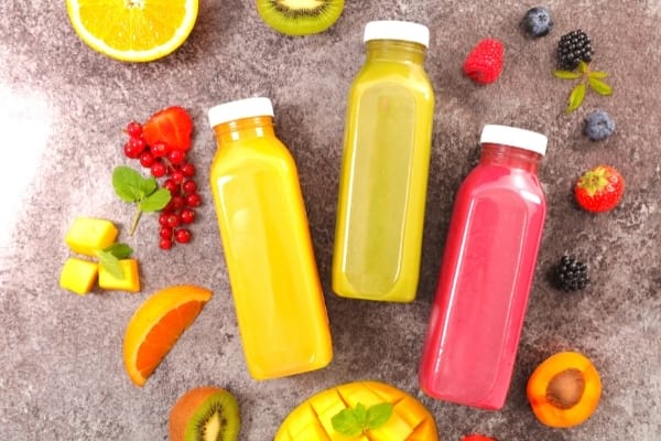 Des bouteilles de concentrés de jus de fruits à ne pas congeler