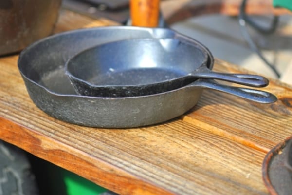 Des casseroles en fonte ne devant pas être lavées au lave vaisselle