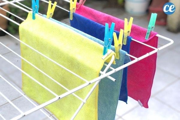 Des chiffons en microfibre aux couleurs vives qui sèchent à l'extérieur