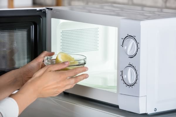 Un bol de citron à mettre dans le micro ondes pour le nettoyer