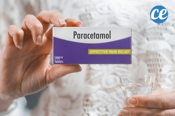 une boite de paracétamol tenue dans une main