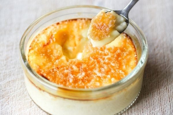 Crème Brûlée mit Eigelb in einem transparenten Behälter