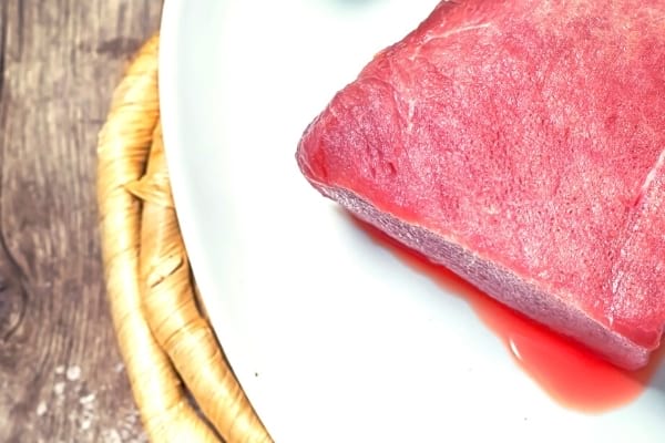 De la viande décongelée sur une assiette qu'il ne faut pas recongeler